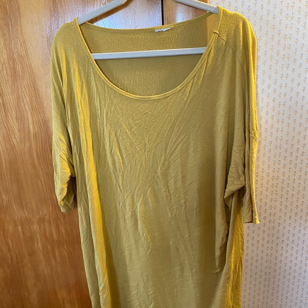Short sleeve yellow shirt